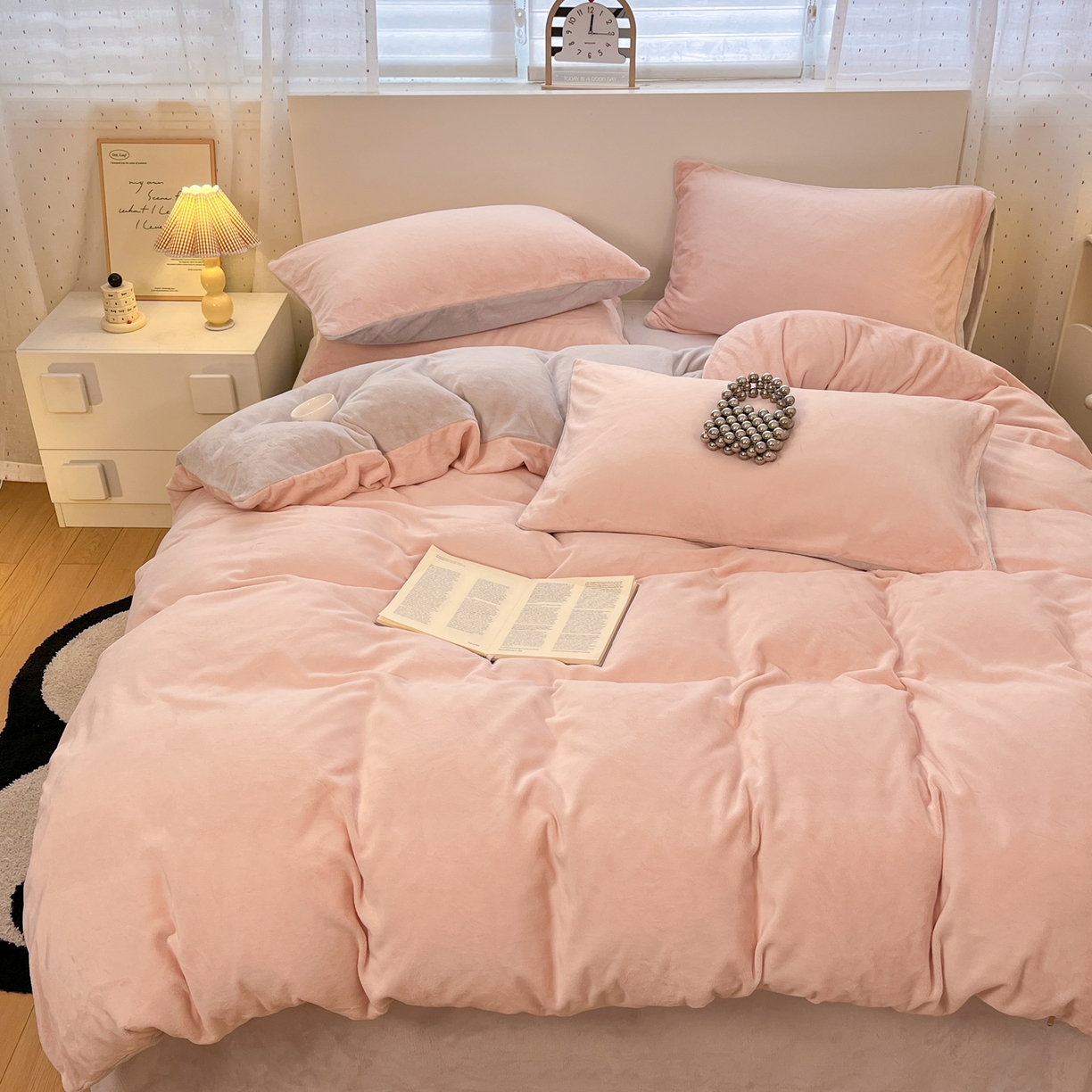 91家纺网 家纺一手货源 找家纺 颜选 2025新款纯色190克牛奶绒四件套 玉灰奶油