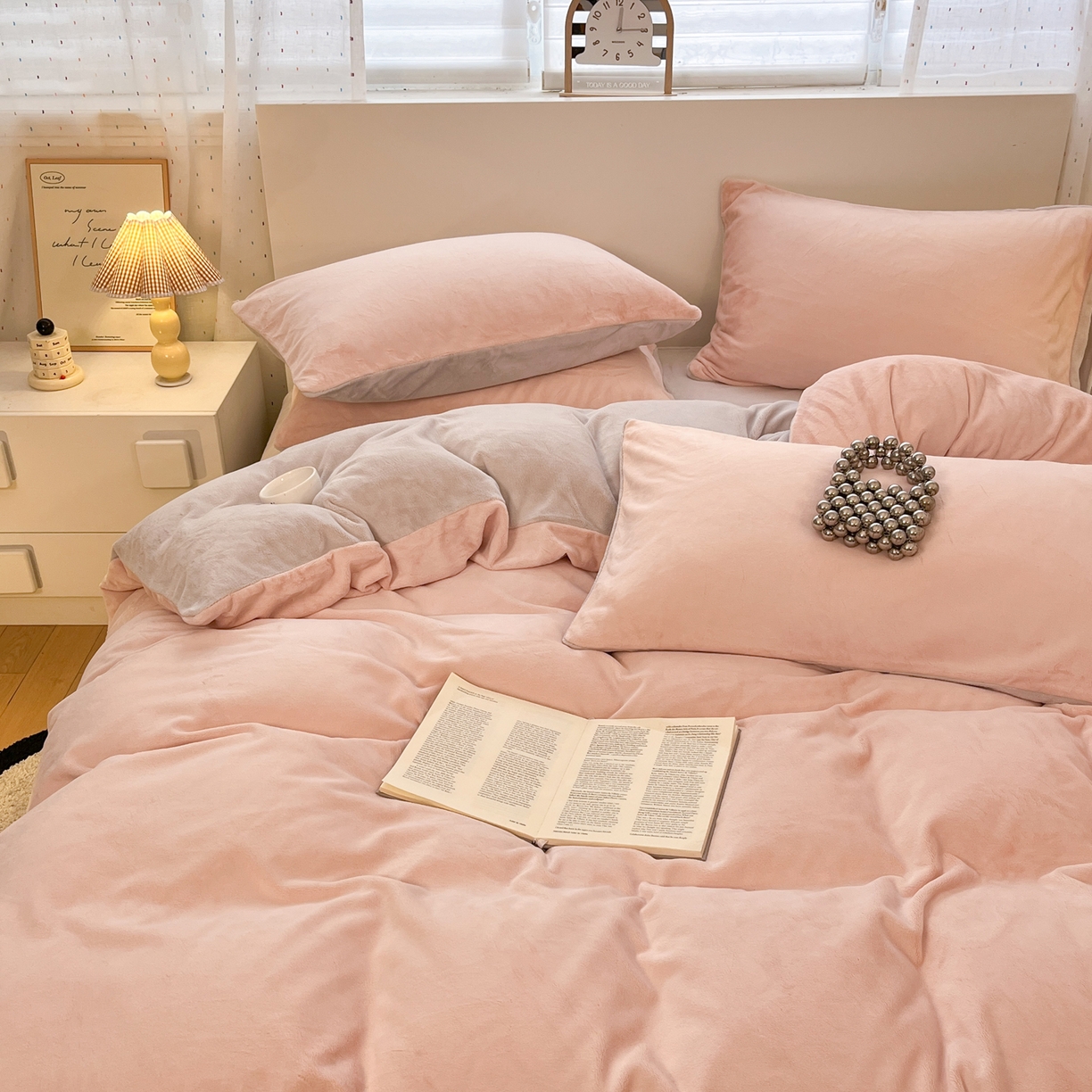 91家纺网 家纺一手货源 找家纺 颜选 2025新款纯色190克牛奶绒四件套 玉灰奶油