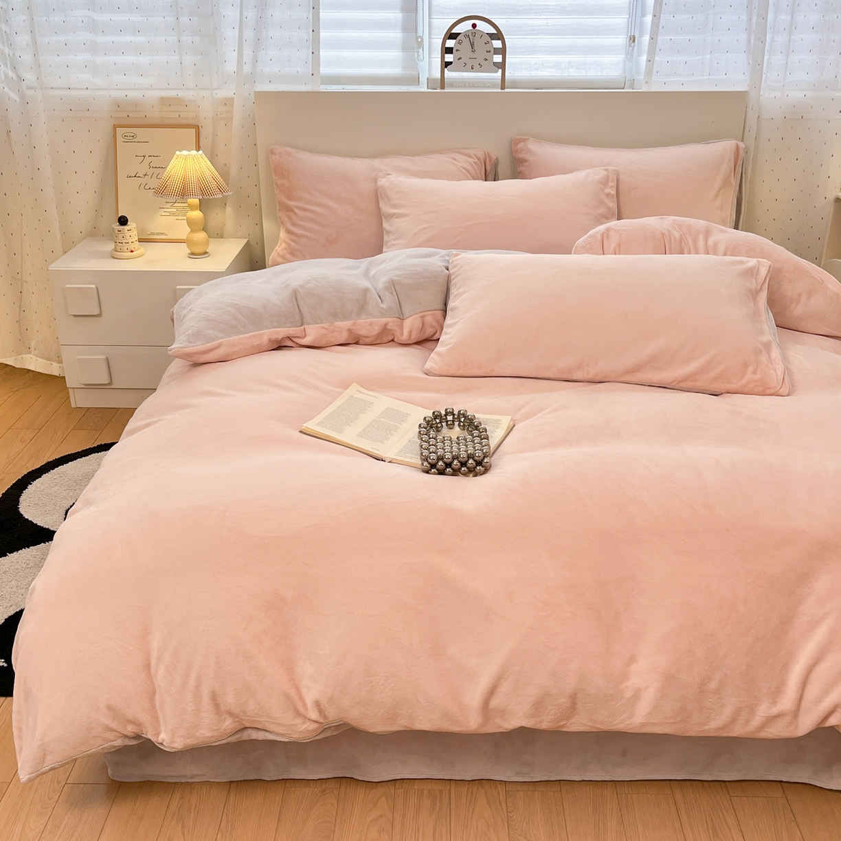 91家纺网 家纺一手货源 找家纺 颜选 2025新款纯色190克牛奶绒四件套 玉灰奶油