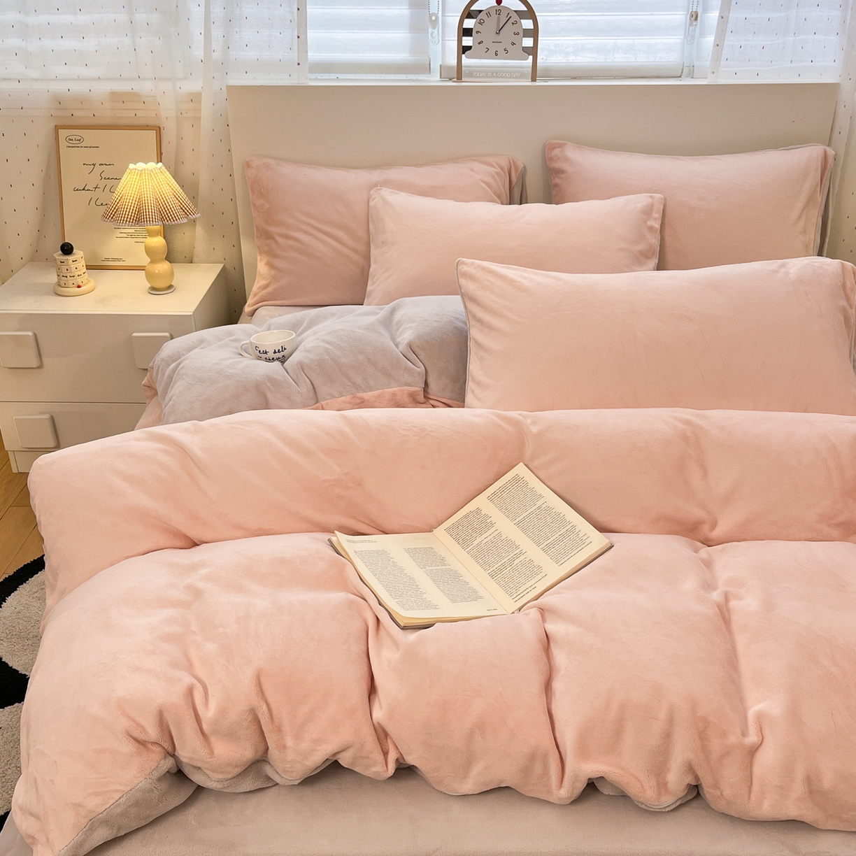 91家纺网 家纺一手货源 找家纺 颜选 2025新款纯色190克牛奶绒四件套 玉灰奶油