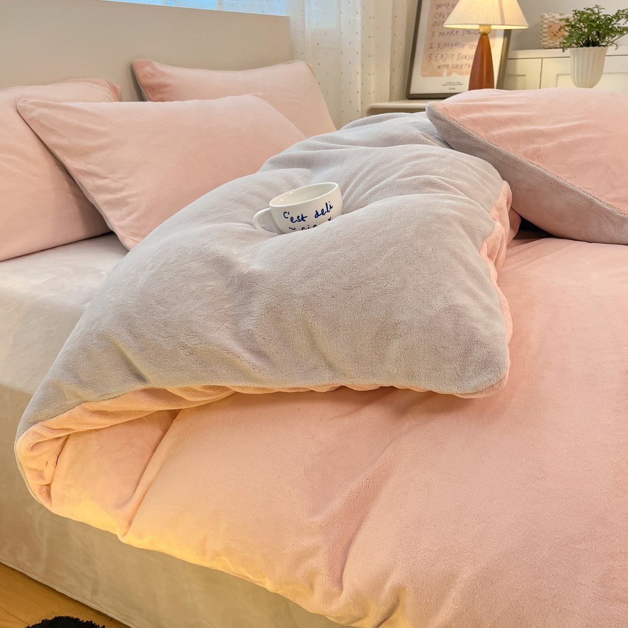 91家纺网 家纺一手货源 找家纺 颜选 2025新款纯色190克牛奶绒四件套 玉灰奶油