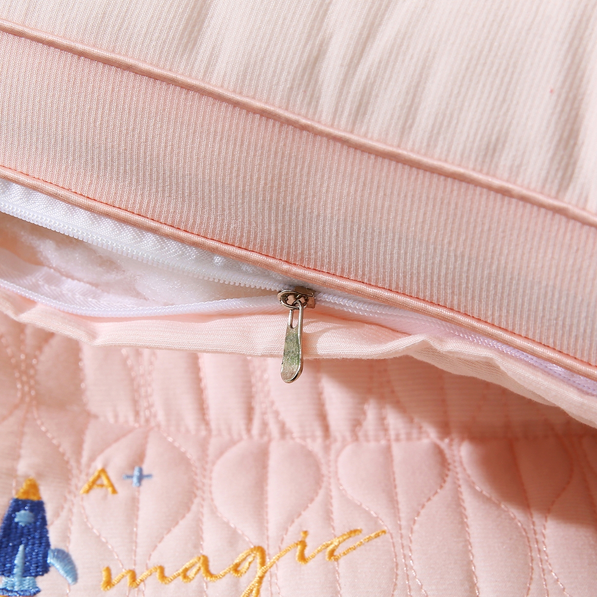 91家纺网 家纺一手货源 找家纺 鼎晟纺 2025新款步步高升护颈枕成人枕头学生枕芯 粉玉