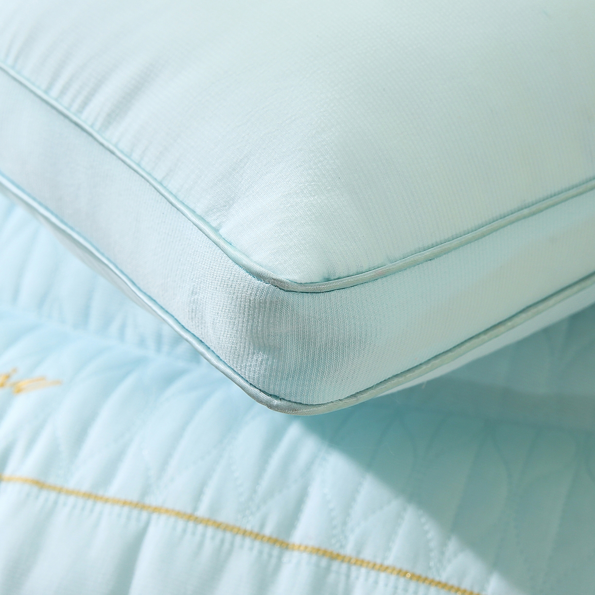 91家纺网 家纺一手货源 找家纺 鼎晟纺 2025新款步步高升护颈枕成人枕头学生枕芯 晴空蓝