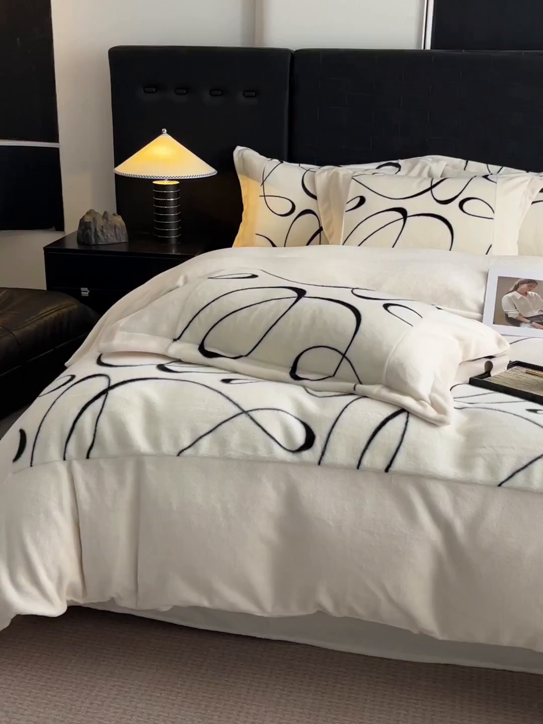 91家纺网 家纺一手货源 找家纺 （总）羚羊语家纺 2025新款轻奢风雪貂绒牛奶绒四件套大拼角工艺貂毛绒升级款兔毛绒现代简约轻奢风三件套-左岸河畔