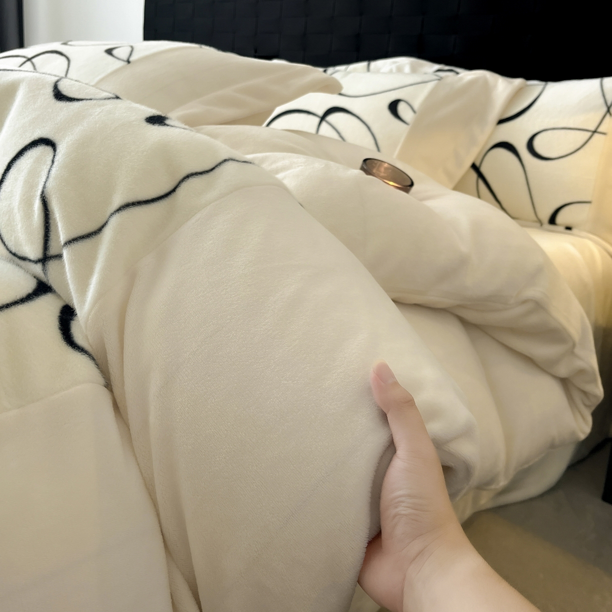 91家纺网 家纺一手货源 找家纺 （总）羚羊语家纺 2025新款轻奢风雪貂绒牛奶绒四件套大拼角工艺貂毛绒升级款兔毛绒现代简约轻奢风三件套-左岸河畔