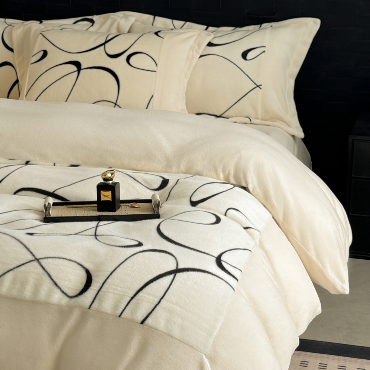 91家纺网 家纺一手货源 找家纺 （总）羚羊语家纺 2025新款轻奢风雪貂绒牛奶绒四件套大拼角工艺貂毛绒升级款兔毛绒现代简约轻奢风三件套-左岸河畔