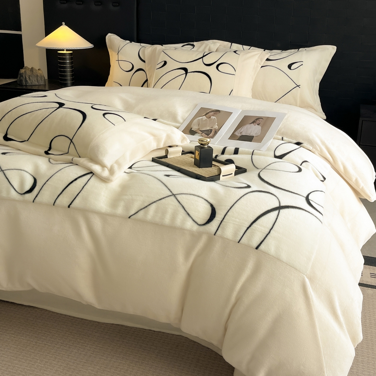 91家纺网 家纺一手货源 找家纺 （总）羚羊语家纺 2025新款轻奢风雪貂绒牛奶绒四件套大拼角工艺貂毛绒升级款兔毛绒现代简约轻奢风三件套-左岸河畔