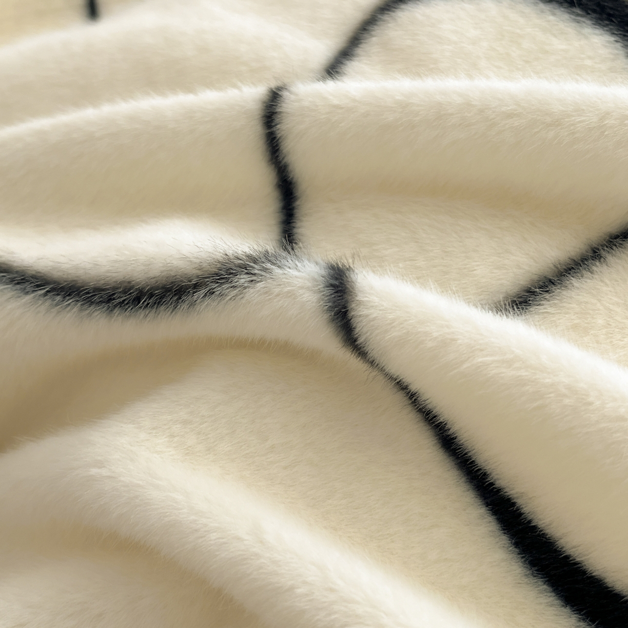 91家纺网 家纺一手货源 找家纺 （总）羚羊语家纺 2025新款轻奢风雪貂绒牛奶绒四件套大拼角工艺貂毛绒升级款兔毛绒现代简约轻奢风三件套-左岸河畔