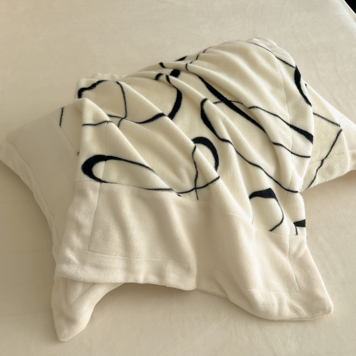 91家纺网 家纺一手货源 找家纺 （总）羚羊语家纺 2025新款轻奢风雪貂绒牛奶绒四件套大拼角工艺貂毛绒升级款兔毛绒现代简约轻奢风三件套-左岸河畔