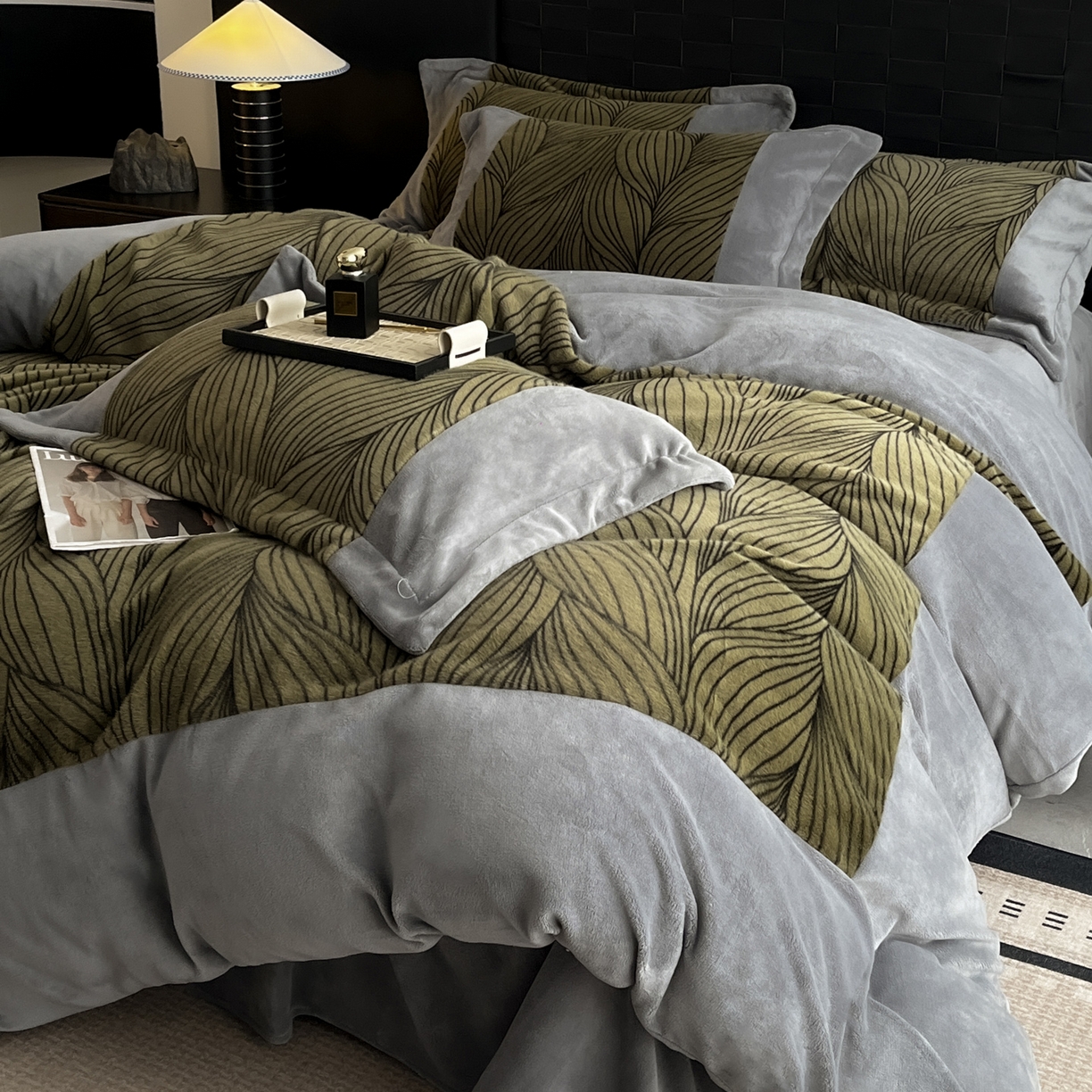 91家纺网 家纺一手货源 找家纺 （总）羚羊语家纺 2025新款轻奢风雪貂绒牛奶绒四件套大拼角工艺貂毛绒升级款兔毛绒现代简约轻奢风三件套-左岸河畔