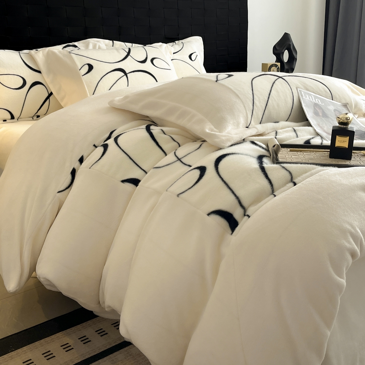 91家纺网 家纺一手货源 找家纺 羚羊语家纺 2025新款轻奢风雪貂绒牛奶绒四件套大拼角工艺貂毛绒升级款兔毛绒现代简约轻奢风三件套-左岸河畔 雪貂绒-影几何