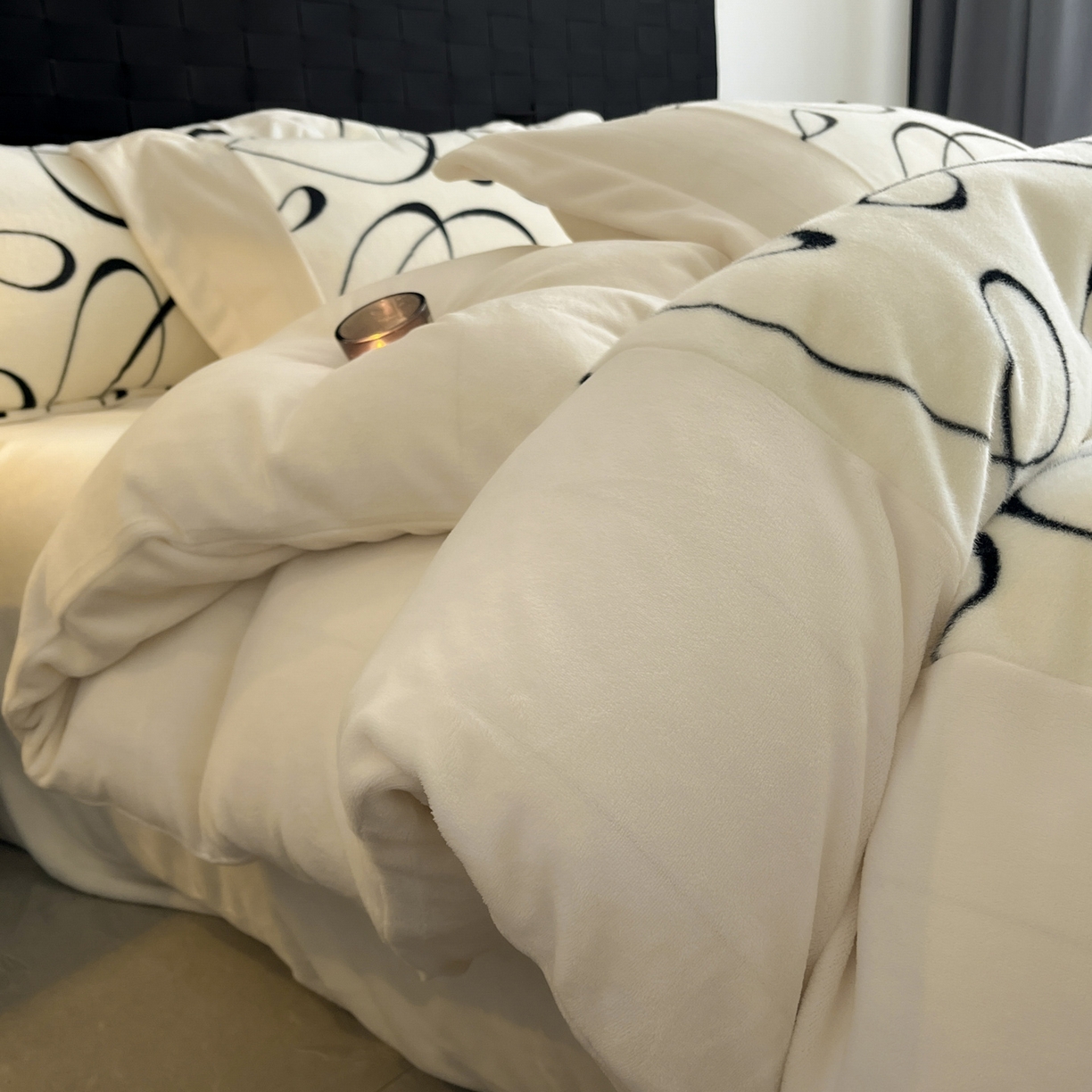 91家纺网 家纺一手货源 找家纺 羚羊语家纺 2025新款轻奢风雪貂绒牛奶绒四件套大拼角工艺貂毛绒升级款兔毛绒现代简约轻奢风三件套-左岸河畔 雪貂绒-影几何