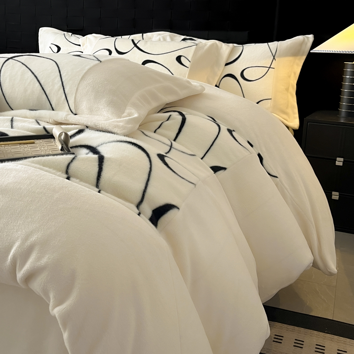 91家纺网 家纺一手货源 找家纺 羚羊语家纺 2025新款轻奢风雪貂绒牛奶绒四件套大拼角工艺貂毛绒升级款兔毛绒现代简约轻奢风三件套-左岸河畔 雪貂绒-影几何