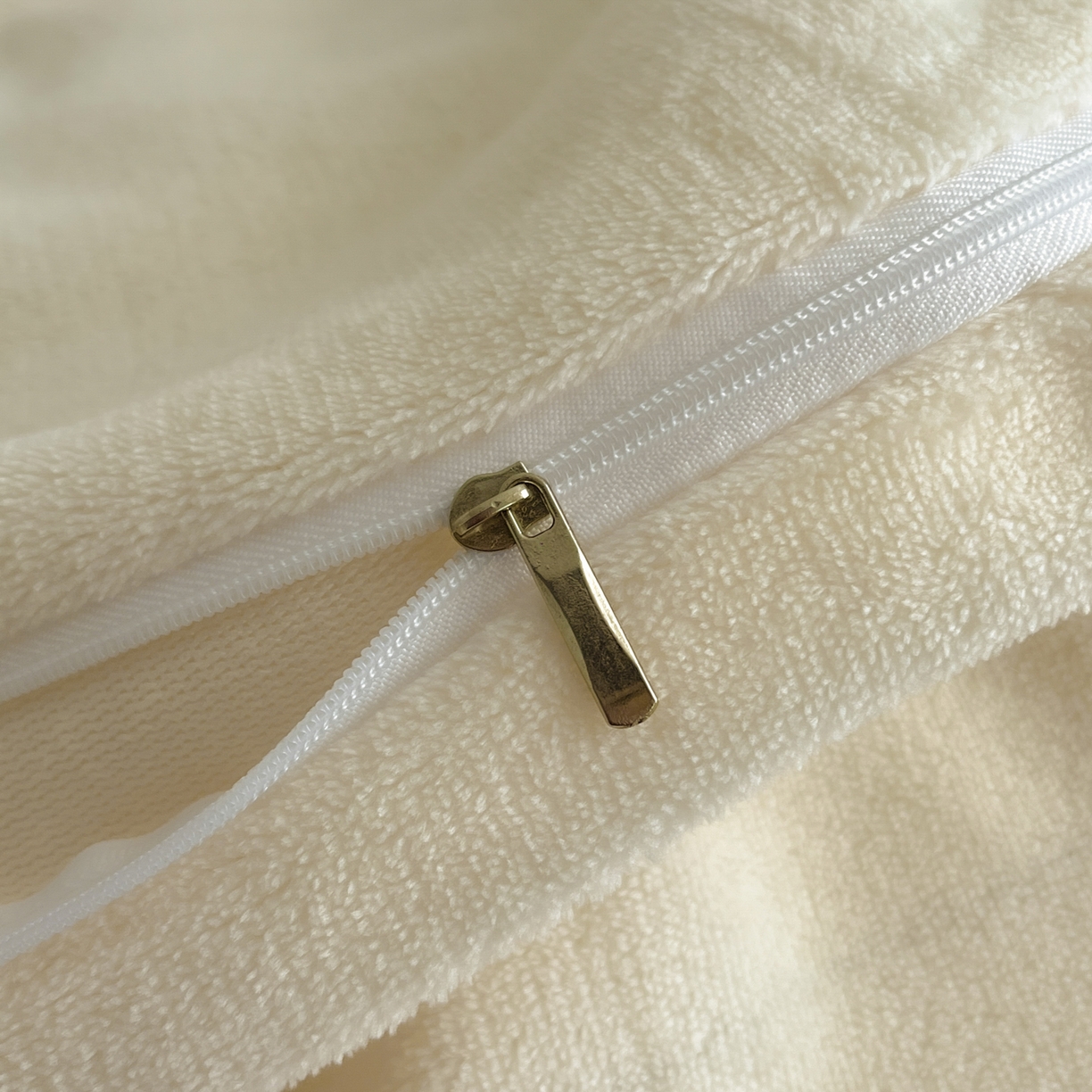 91家纺网 家纺一手货源 找家纺 羚羊语家纺 2025新款轻奢风雪貂绒牛奶绒四件套大拼角工艺貂毛绒升级款兔毛绒现代简约轻奢风三件套-左岸河畔 雪貂绒-影几何