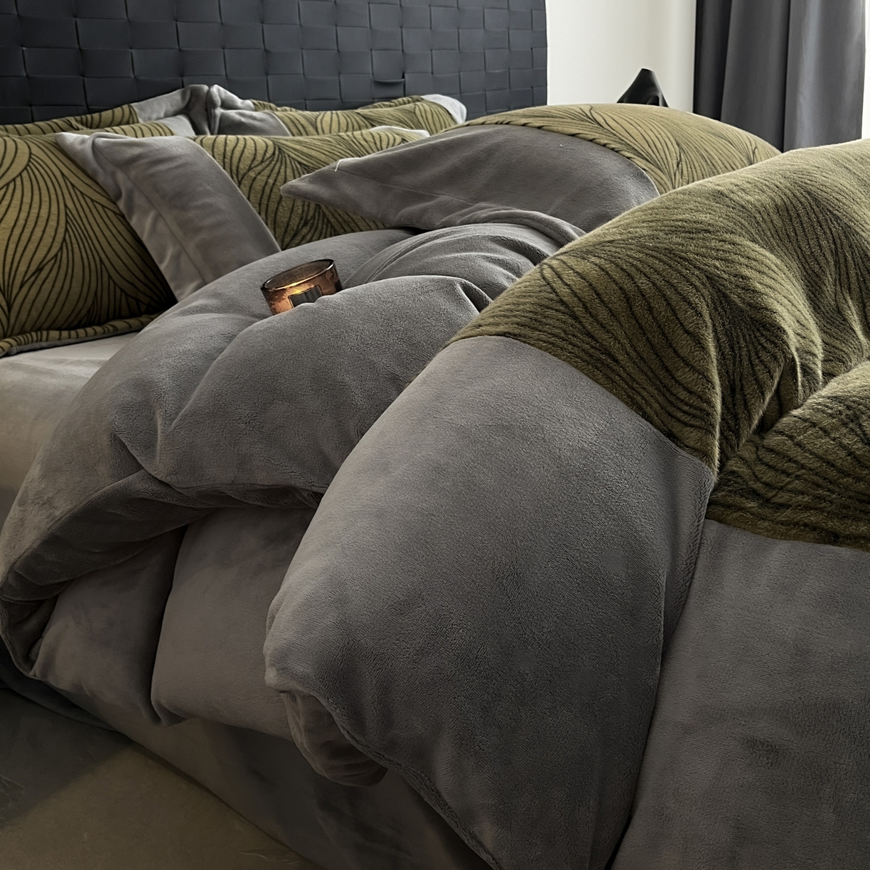 91家纺网 家纺一手货源 找家纺 羚羊语家纺 2025新款轻奢风雪貂绒牛奶绒四件套大拼角工艺貂毛绒升级款兔毛绒现代简约轻奢风三件套-左岸河畔 雪貂绒-尘光集