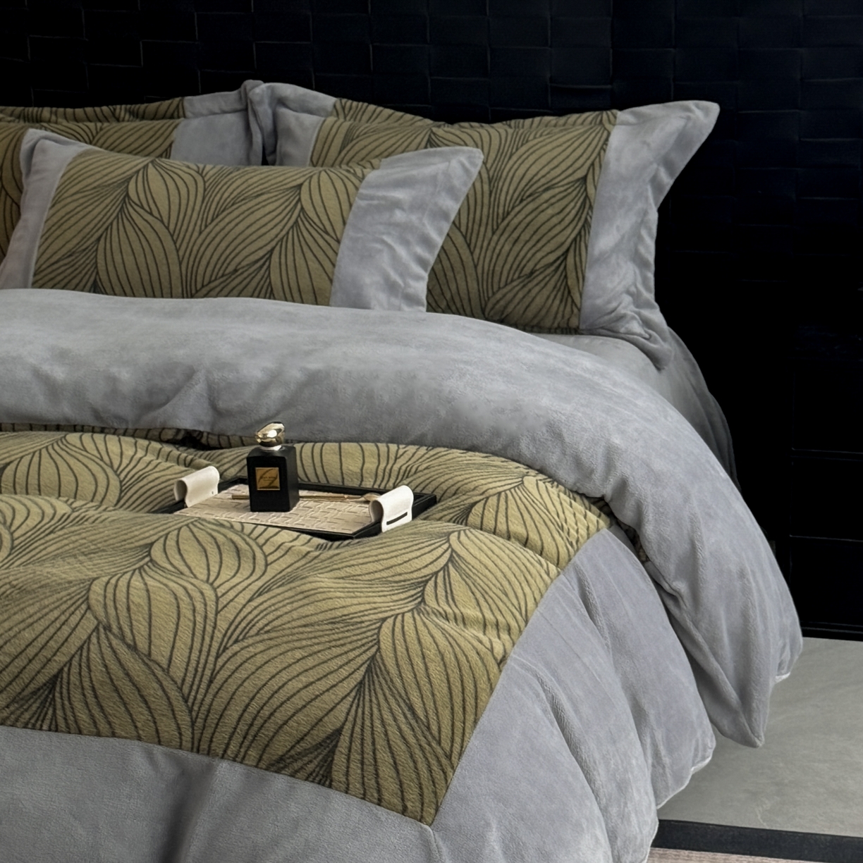 91家纺网 家纺一手货源 找家纺 羚羊语家纺 2025新款轻奢风雪貂绒牛奶绒四件套大拼角工艺貂毛绒升级款兔毛绒现代简约轻奢风三件套-左岸河畔 雪貂绒-尘光集