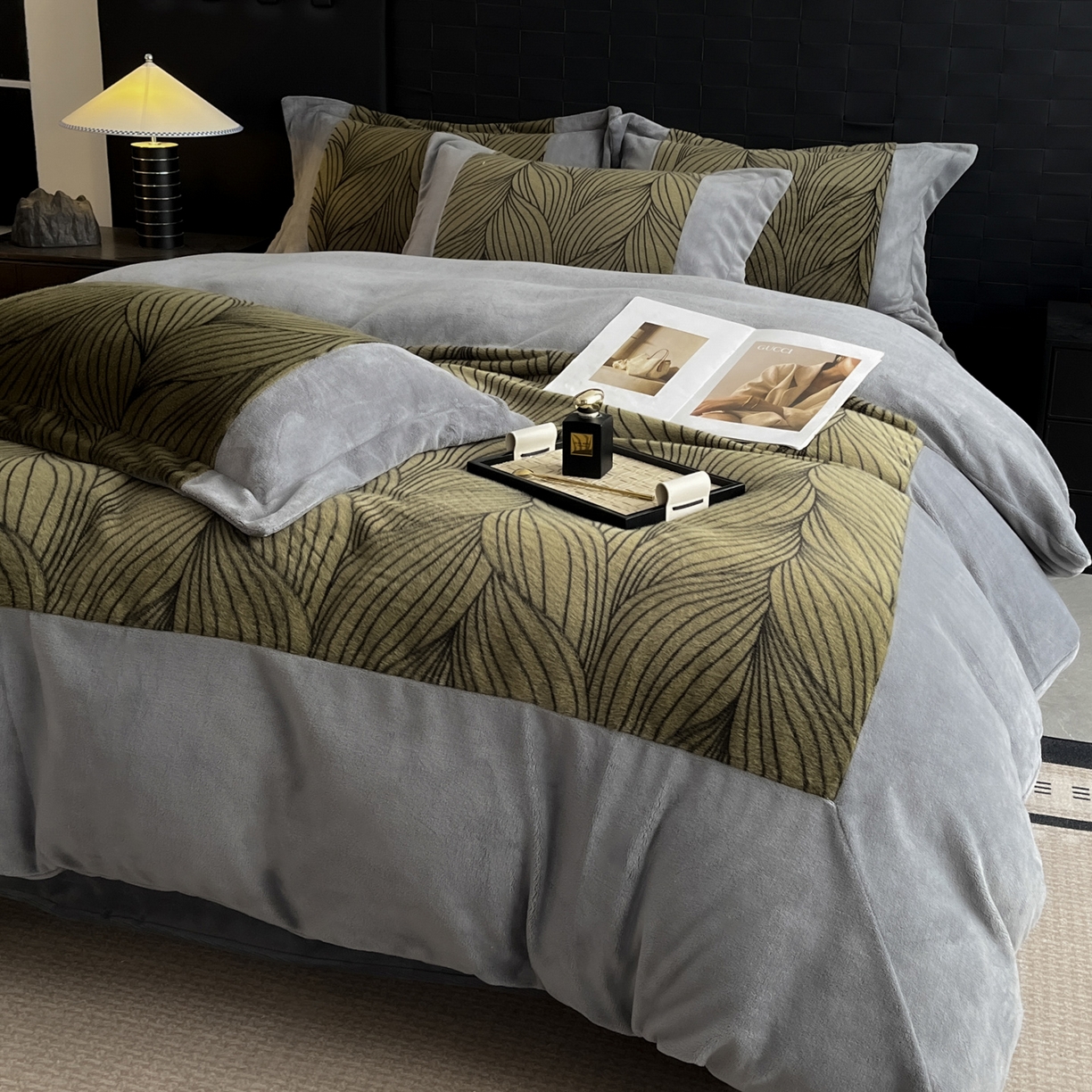 91家纺网 家纺一手货源 找家纺 羚羊语家纺 2025新款轻奢风雪貂绒牛奶绒四件套大拼角工艺貂毛绒升级款兔毛绒现代简约轻奢风三件套-左岸河畔 雪貂绒-尘光集