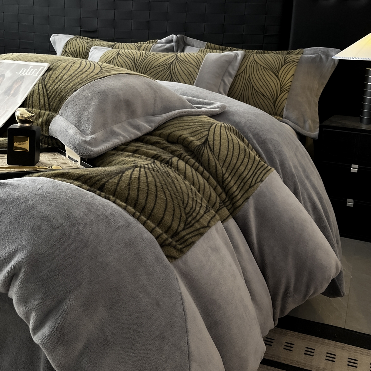 91家纺网 家纺一手货源 找家纺 羚羊语家纺 2025新款轻奢风雪貂绒牛奶绒四件套大拼角工艺貂毛绒升级款兔毛绒现代简约轻奢风三件套-左岸河畔 雪貂绒-尘光集