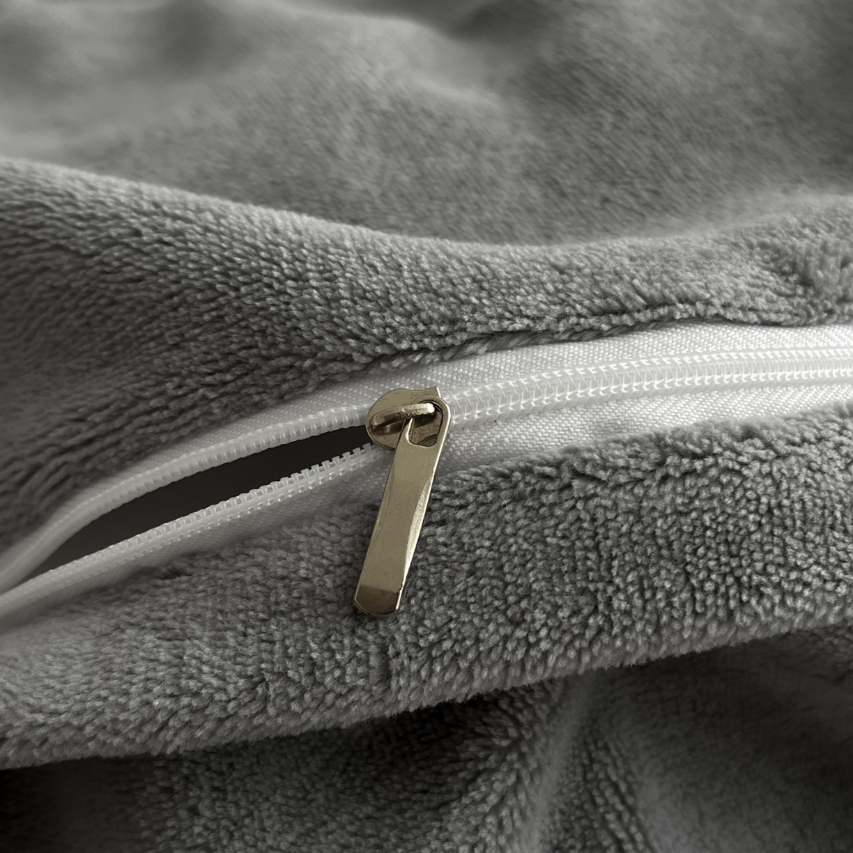 91家纺网 家纺一手货源 找家纺 羚羊语家纺 2025新款轻奢风雪貂绒牛奶绒四件套大拼角工艺貂毛绒升级款兔毛绒现代简约轻奢风三件套-左岸河畔 雪貂绒-尘光集