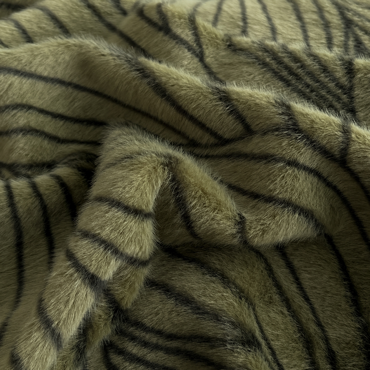 91家纺网 家纺一手货源 找家纺 羚羊语家纺 2025新款轻奢风雪貂绒牛奶绒四件套大拼角工艺貂毛绒升级款兔毛绒现代简约轻奢风三件套-左岸河畔 雪貂绒-尘光集