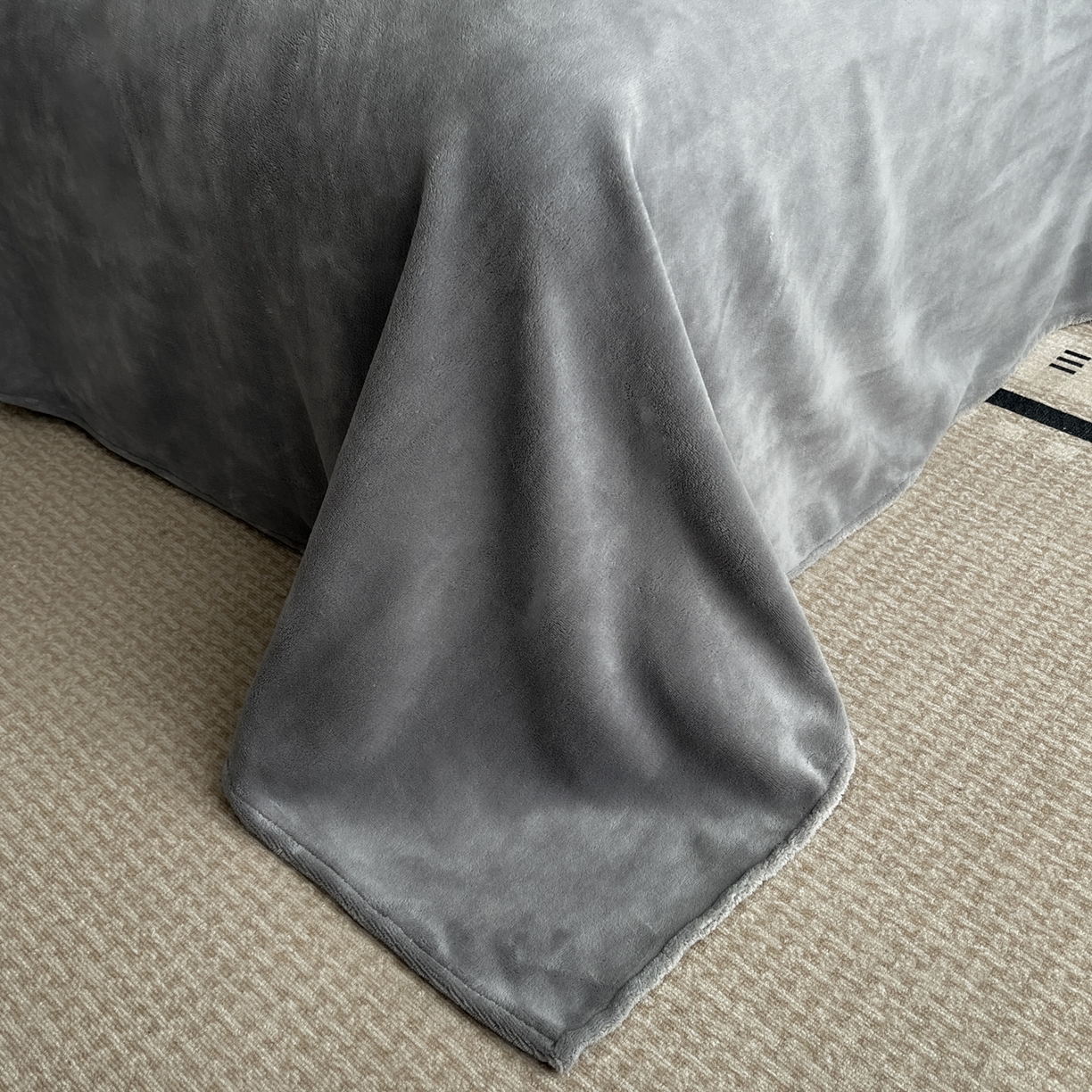 91家纺网 家纺一手货源 找家纺 羚羊语家纺 2025新款轻奢风雪貂绒牛奶绒四件套大拼角工艺貂毛绒升级款兔毛绒现代简约轻奢风三件套-左岸河畔 雪貂绒-尘光集