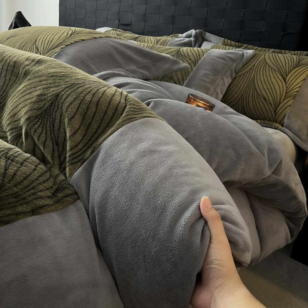 91家纺网 家纺一手货源 找家纺 羚羊语家纺 2025新款轻奢风雪貂绒牛奶绒四件套大拼角工艺貂毛绒升级款兔毛绒现代简约轻奢风三件套-左岸河畔 雪貂绒-尘光集