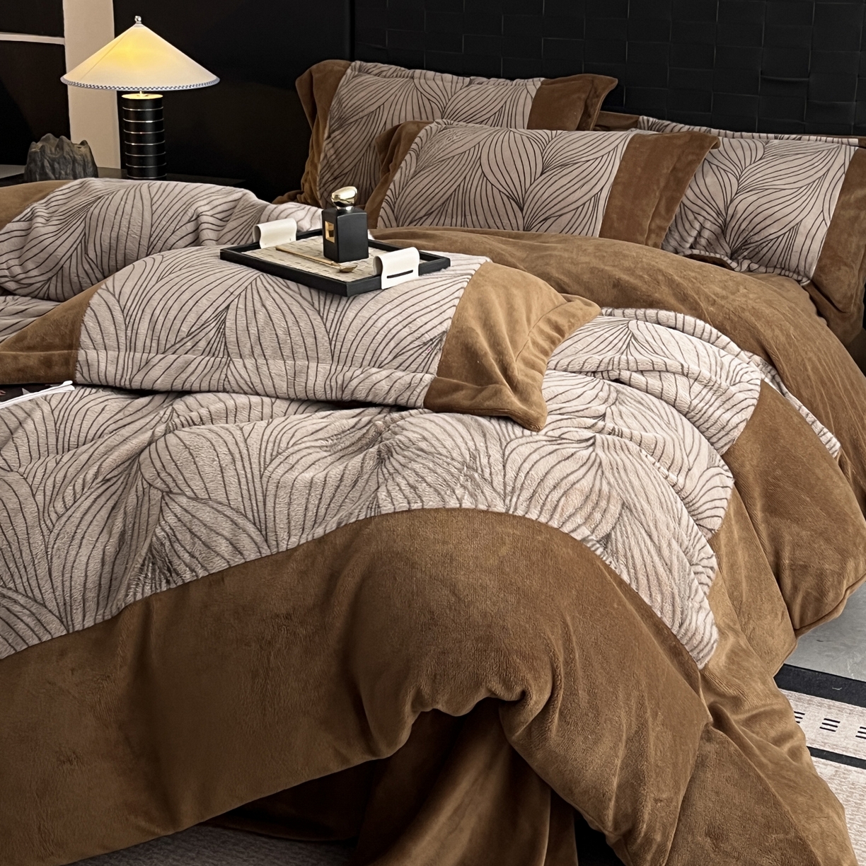 羚羊语家纺 2025新款轻奢风雪貂绒牛奶绒四件套大拼角工艺貂毛绒升级款兔毛绒现代简约轻奢风三件套-左岸河畔 雪貂绒-珀影调