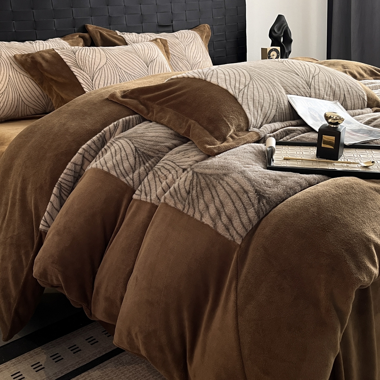 91家纺网 家纺一手货源 找家纺 羚羊语家纺 2025新款轻奢风雪貂绒牛奶绒四件套大拼角工艺貂毛绒升级款兔毛绒现代简约轻奢风三件套-左岸河畔 雪貂绒-珀影调