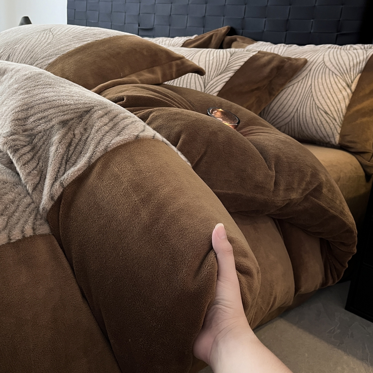 91家纺网 家纺一手货源 找家纺 羚羊语家纺 2025新款轻奢风雪貂绒牛奶绒四件套大拼角工艺貂毛绒升级款兔毛绒现代简约轻奢风三件套-左岸河畔 雪貂绒-珀影调