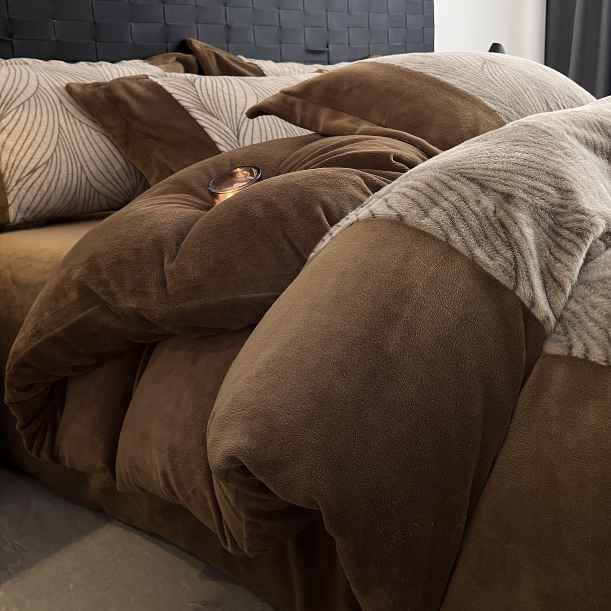 91家纺网 家纺一手货源 找家纺 羚羊语家纺 2025新款轻奢风雪貂绒牛奶绒四件套大拼角工艺貂毛绒升级款兔毛绒现代简约轻奢风三件套-左岸河畔 雪貂绒-珀影调