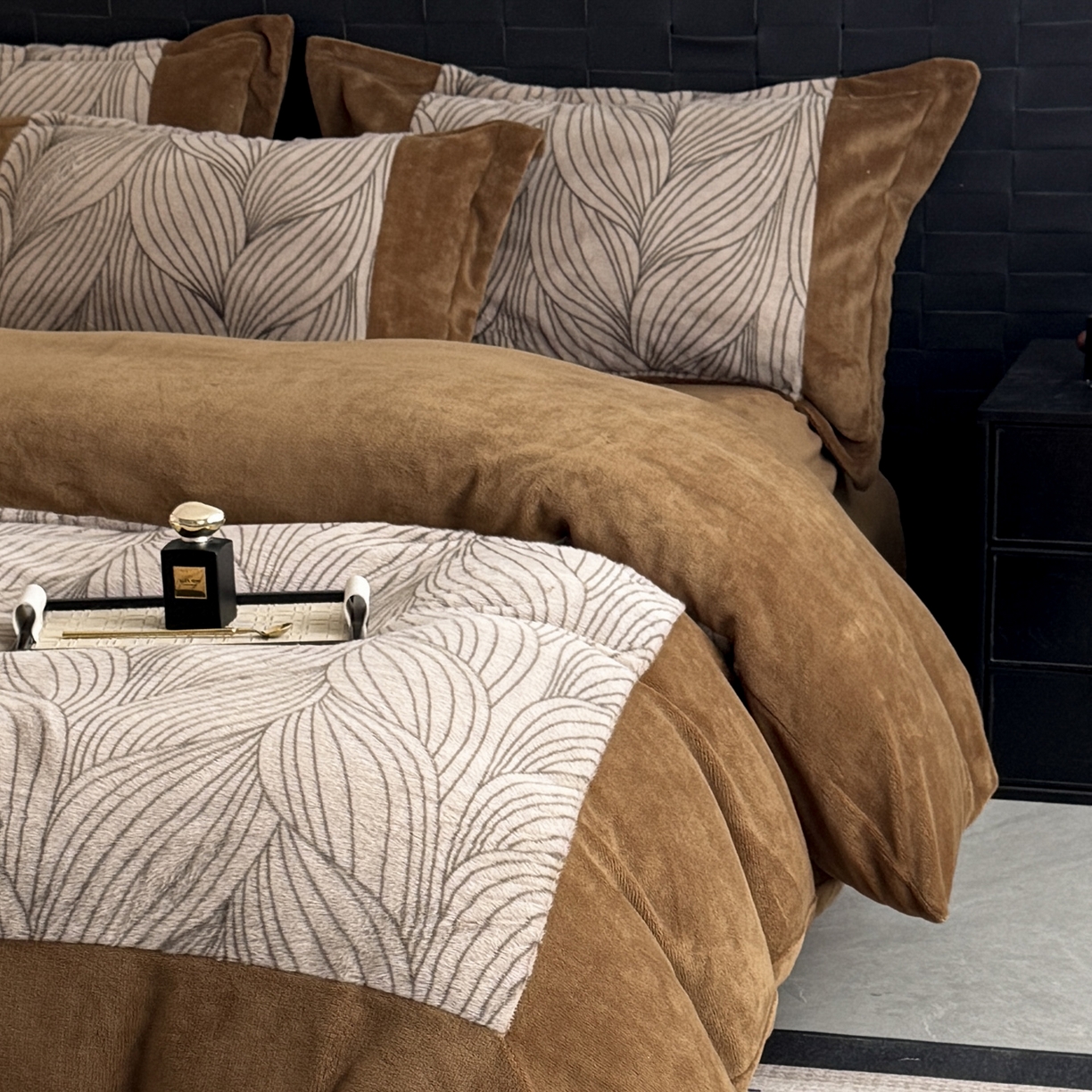 91家纺网 家纺一手货源 找家纺 羚羊语家纺 2025新款轻奢风雪貂绒牛奶绒四件套大拼角工艺貂毛绒升级款兔毛绒现代简约轻奢风三件套-左岸河畔 雪貂绒-珀影调