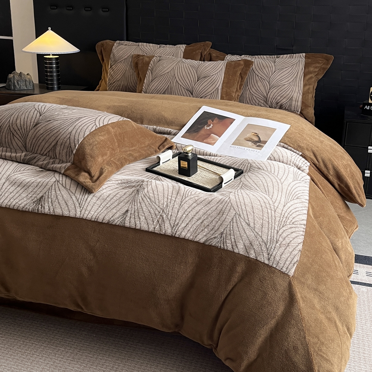 91家纺网 家纺一手货源 找家纺 羚羊语家纺 2025新款轻奢风雪貂绒牛奶绒四件套大拼角工艺貂毛绒升级款兔毛绒现代简约轻奢风三件套-左岸河畔 雪貂绒-珀影调