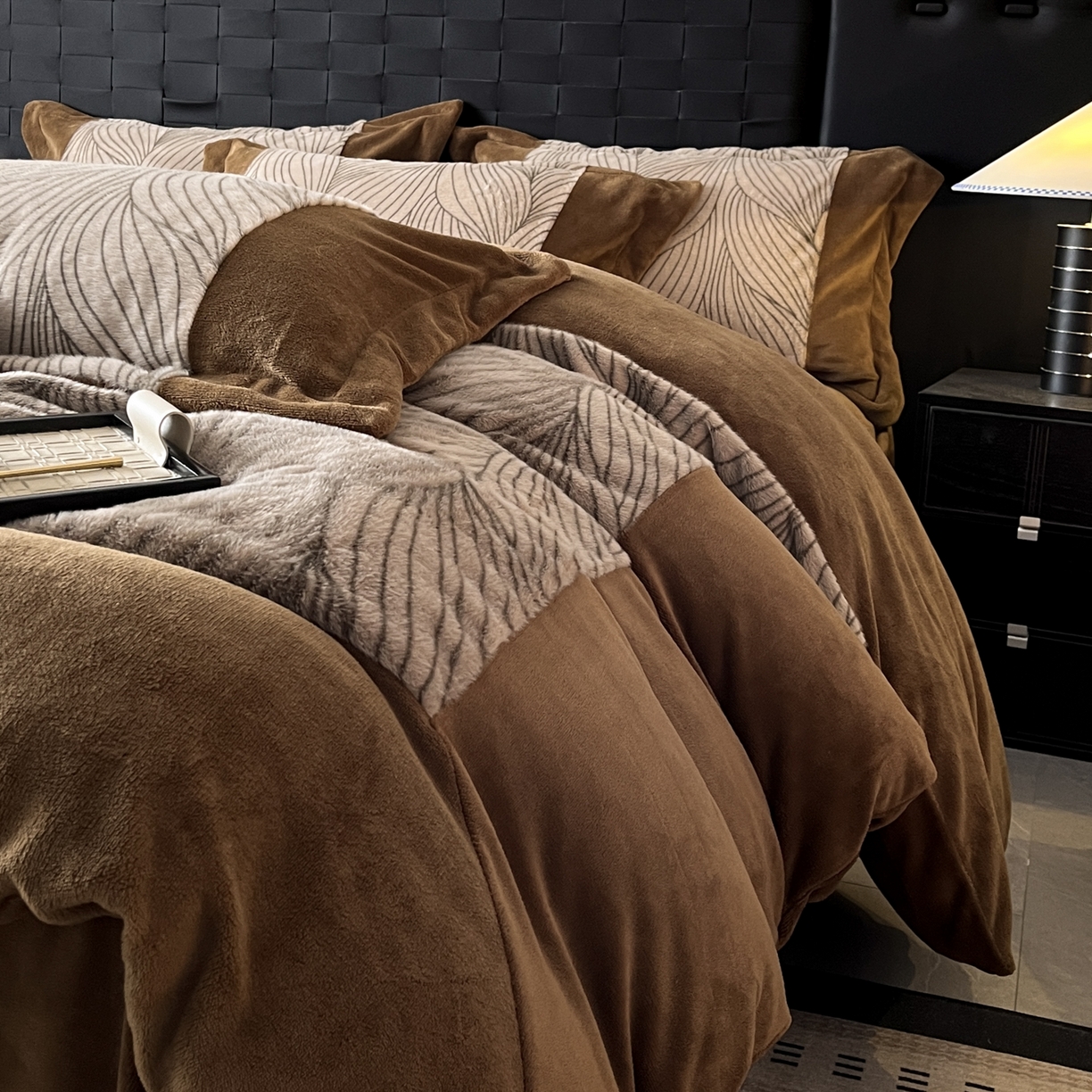 91家纺网 家纺一手货源 找家纺 羚羊语家纺 2025新款轻奢风雪貂绒牛奶绒四件套大拼角工艺貂毛绒升级款兔毛绒现代简约轻奢风三件套-左岸河畔 雪貂绒-珀影调