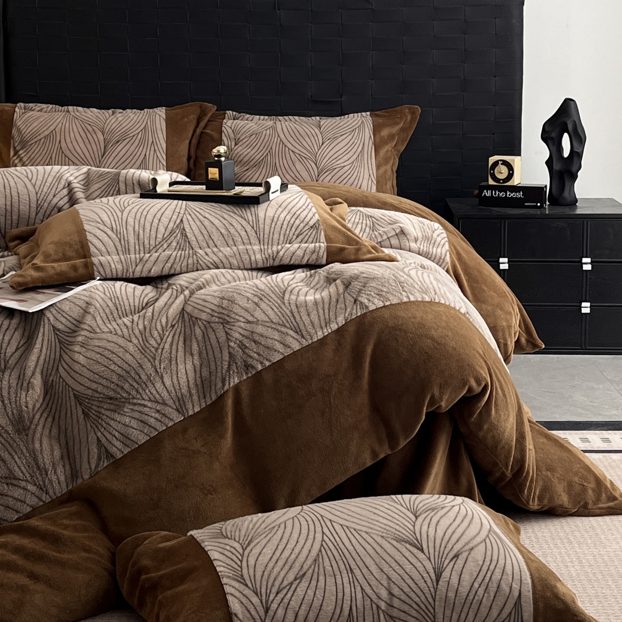 91家纺网 家纺一手货源 找家纺 羚羊语家纺 2025新款轻奢风雪貂绒牛奶绒四件套大拼角工艺貂毛绒升级款兔毛绒现代简约轻奢风三件套-左岸河畔 雪貂绒-珀影调