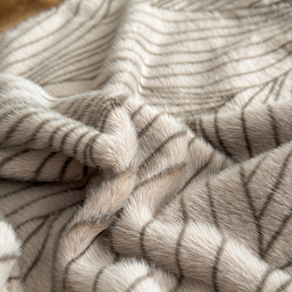 91家纺网 家纺一手货源 找家纺 羚羊语家纺 2025新款轻奢风雪貂绒牛奶绒四件套大拼角工艺貂毛绒升级款兔毛绒现代简约轻奢风三件套-左岸河畔 雪貂绒-珀影调