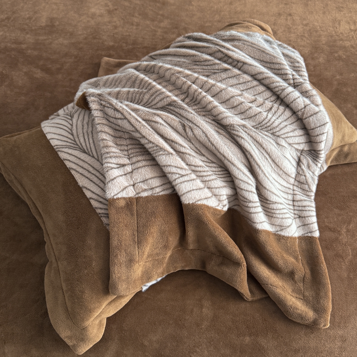 91家纺网 家纺一手货源 找家纺 羚羊语家纺 2025新款轻奢风雪貂绒牛奶绒四件套大拼角工艺貂毛绒升级款兔毛绒现代简约轻奢风三件套-左岸河畔 雪貂绒-珀影调