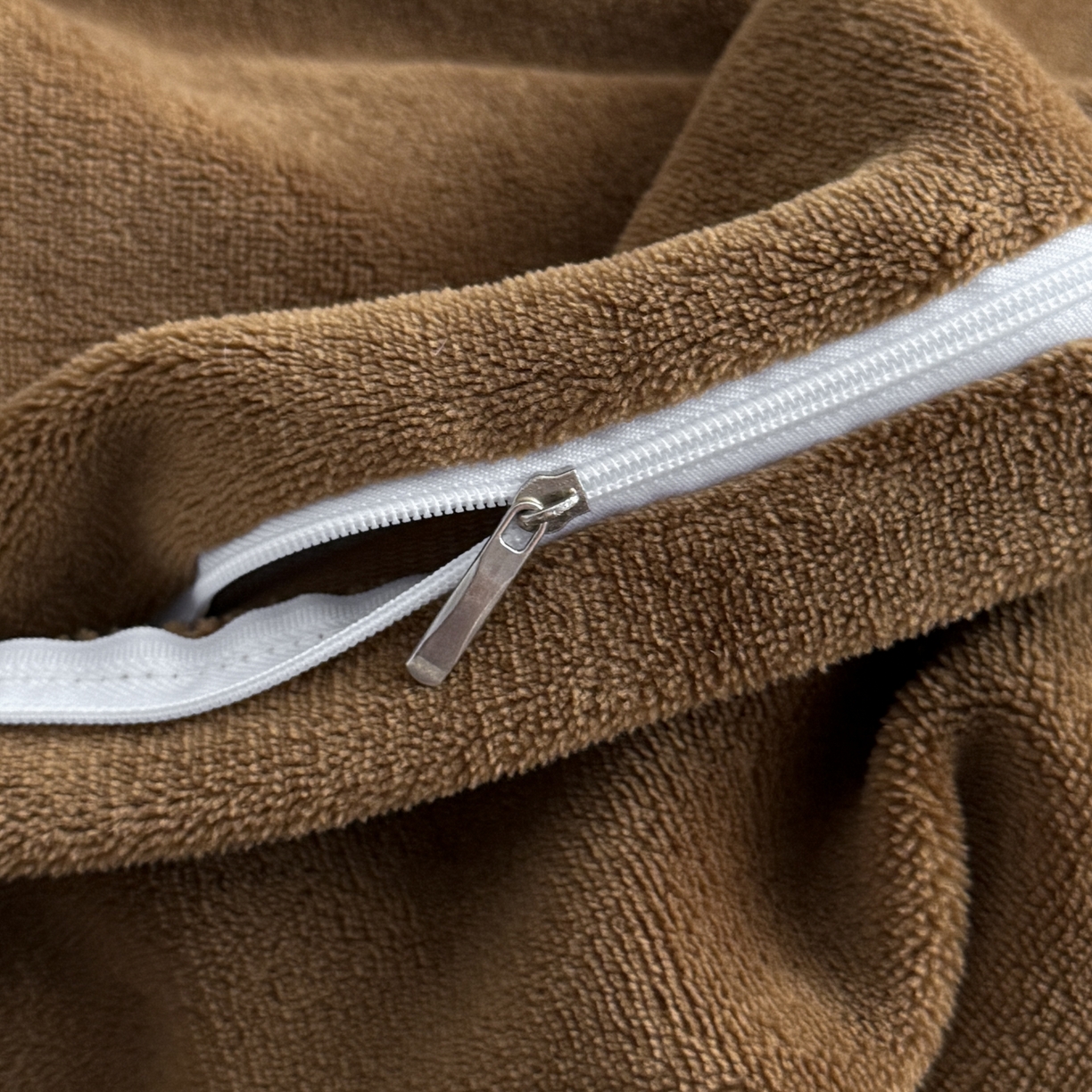 91家纺网 家纺一手货源 找家纺 羚羊语家纺 2025新款轻奢风雪貂绒牛奶绒四件套大拼角工艺貂毛绒升级款兔毛绒现代简约轻奢风三件套-左岸河畔 雪貂绒-珀影调