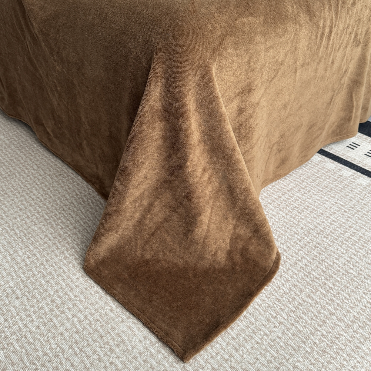 91家纺网 家纺一手货源 找家纺 羚羊语家纺 2025新款轻奢风雪貂绒牛奶绒四件套大拼角工艺貂毛绒升级款兔毛绒现代简约轻奢风三件套-左岸河畔 雪貂绒-珀影调