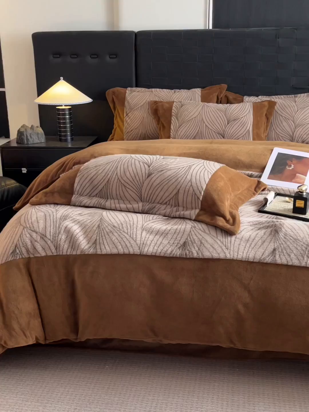 91家纺网 家纺一手货源 找家纺 羚羊语家纺 2025新款轻奢风雪貂绒牛奶绒四件套大拼角工艺貂毛绒升级款兔毛绒现代简约轻奢风三件套-左岸河畔 雪貂绒-珀影调