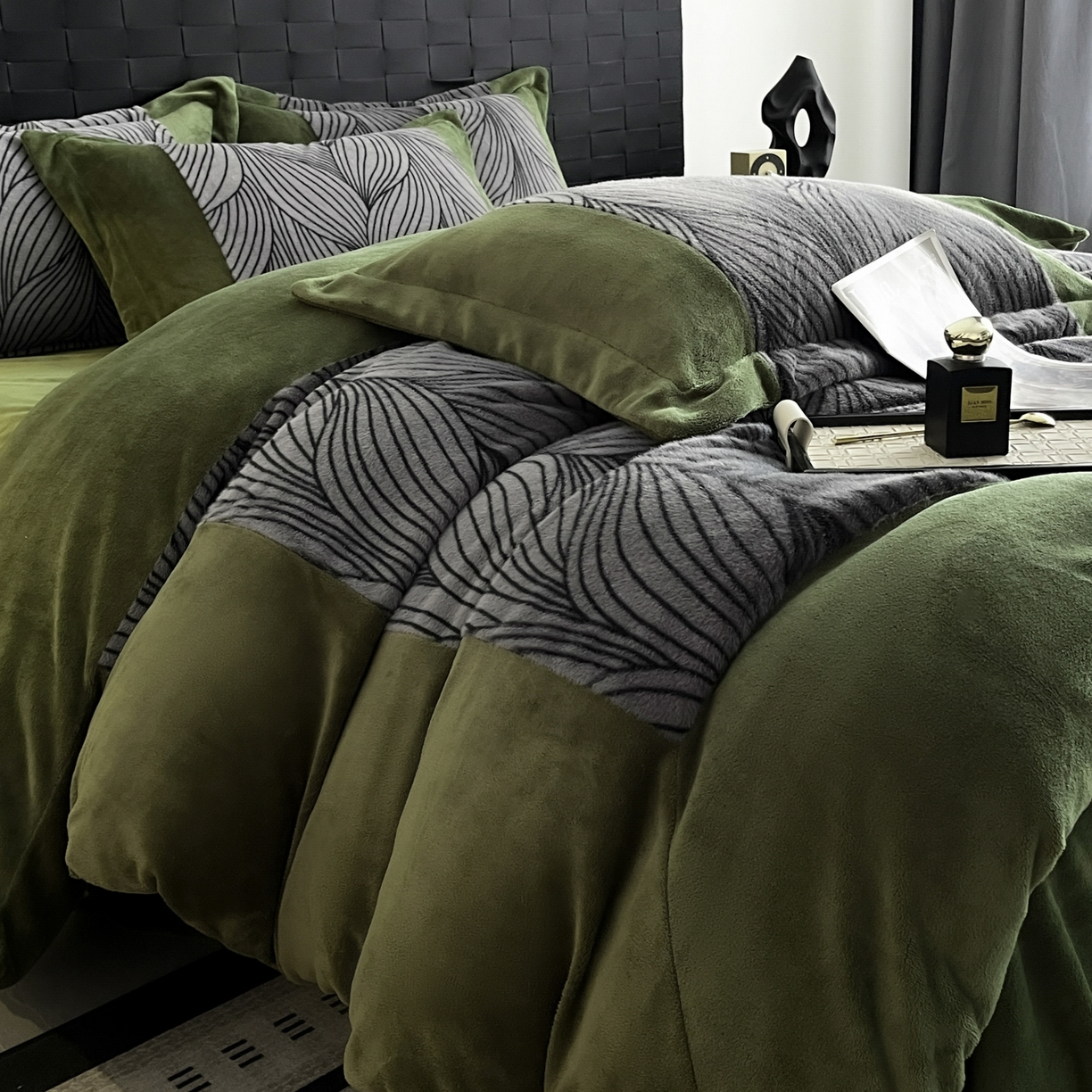 91家纺网 家纺一手货源 找家纺 羚羊语家纺 2025新款轻奢风雪貂绒牛奶绒四件套大拼角工艺貂毛绒升级款兔毛绒现代简约轻奢风三件套-左岸河畔 雪貂绒-松间谧