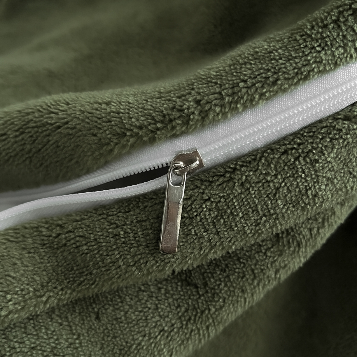 91家纺网 家纺一手货源 找家纺 羚羊语家纺 2025新款轻奢风雪貂绒牛奶绒四件套大拼角工艺貂毛绒升级款兔毛绒现代简约轻奢风三件套-左岸河畔 雪貂绒-松间谧