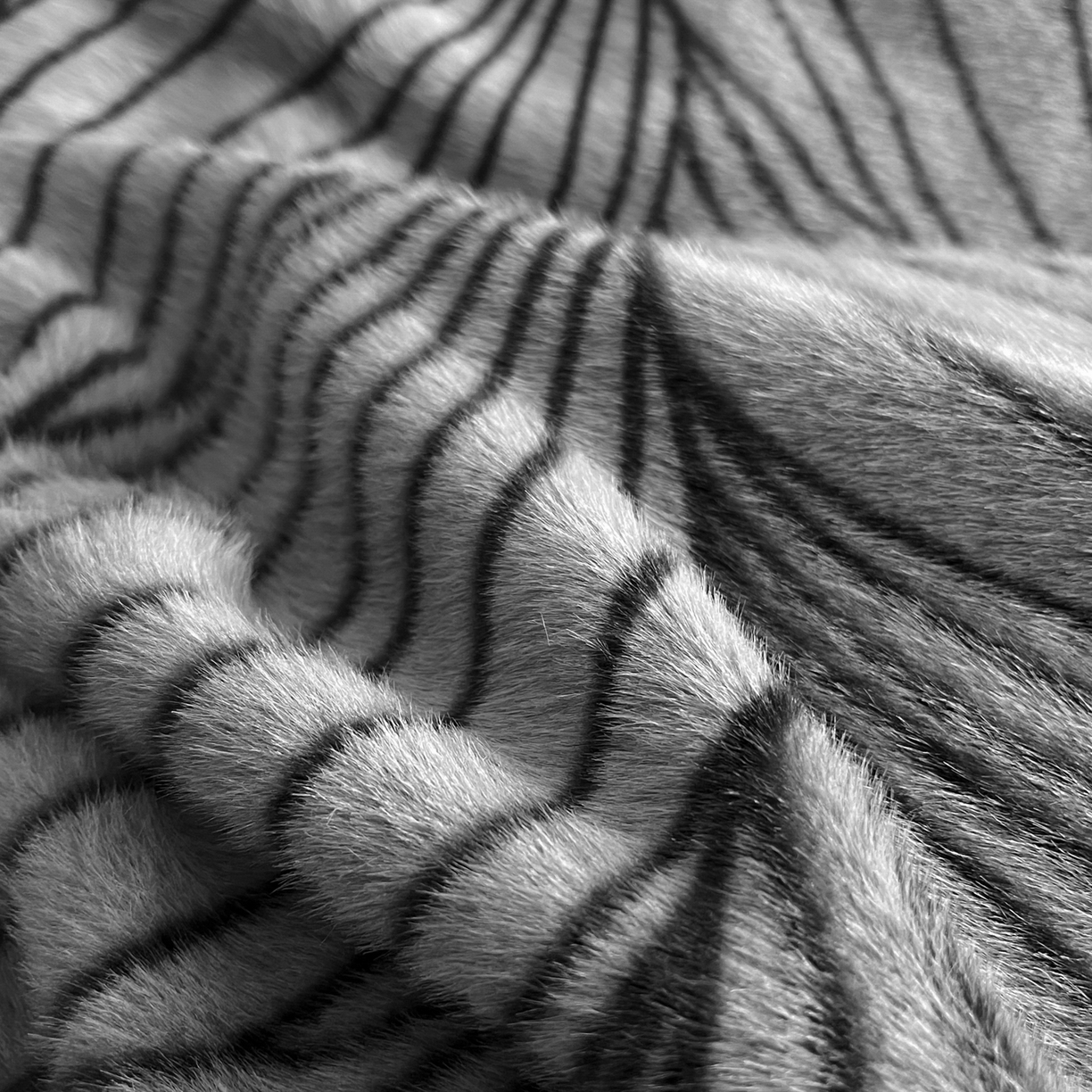 91家纺网 家纺一手货源 找家纺 羚羊语家纺 2025新款轻奢风雪貂绒牛奶绒四件套大拼角工艺貂毛绒升级款兔毛绒现代简约轻奢风三件套-左岸河畔 雪貂绒-松间谧