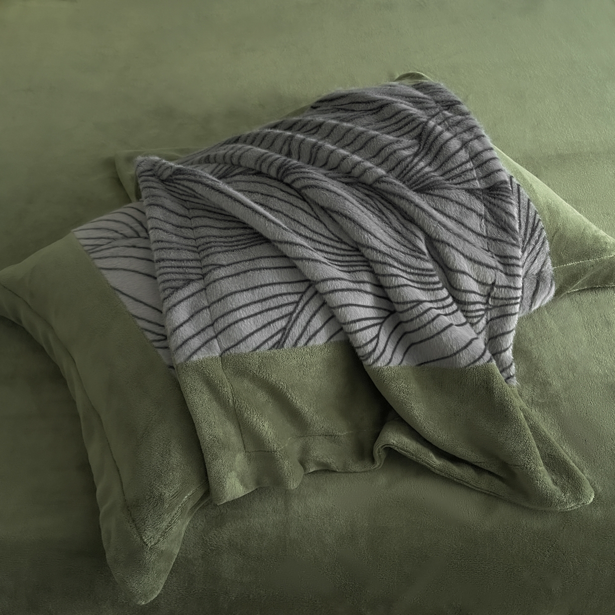 91家纺网 家纺一手货源 找家纺 羚羊语家纺 2025新款轻奢风雪貂绒牛奶绒四件套大拼角工艺貂毛绒升级款兔毛绒现代简约轻奢风三件套-左岸河畔 雪貂绒-松间谧