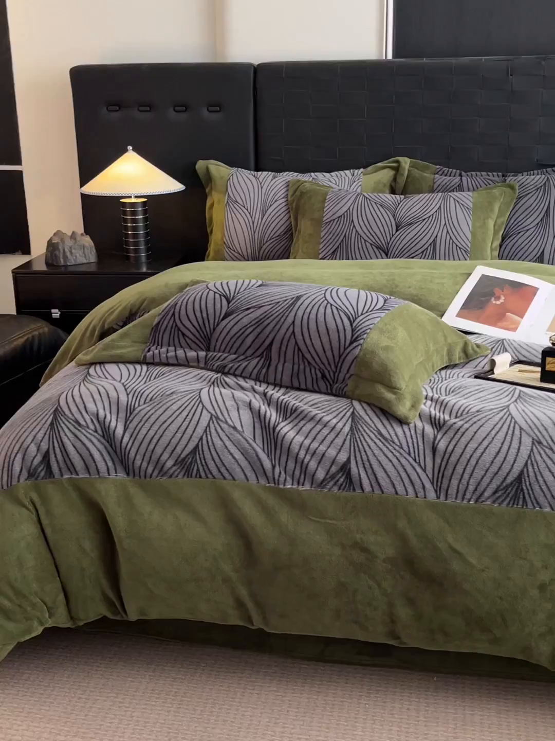 91家纺网 家纺一手货源 找家纺 羚羊语家纺 2025新款轻奢风雪貂绒牛奶绒四件套大拼角工艺貂毛绒升级款兔毛绒现代简约轻奢风三件套-左岸河畔 雪貂绒-松间谧