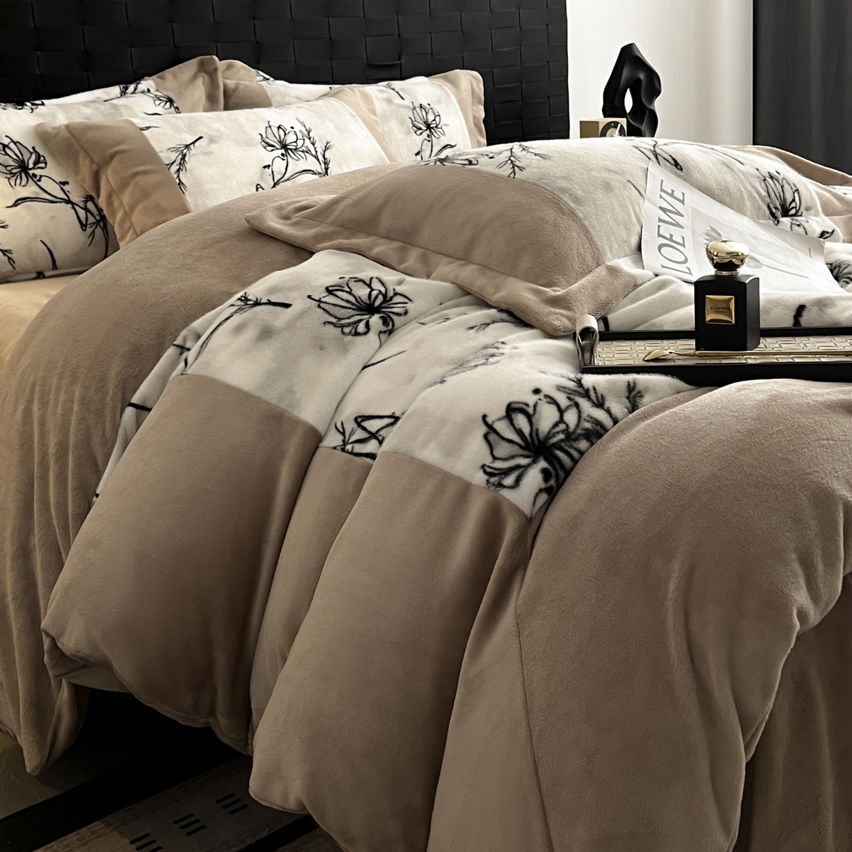 91家纺网 家纺一手货源 找家纺 羚羊语家纺 2025新款轻奢风雪貂绒牛奶绒四件套大拼角工艺貂毛绒升级款兔毛绒现代简约轻奢风三件套-左岸河畔 雪貂绒-柔疏影