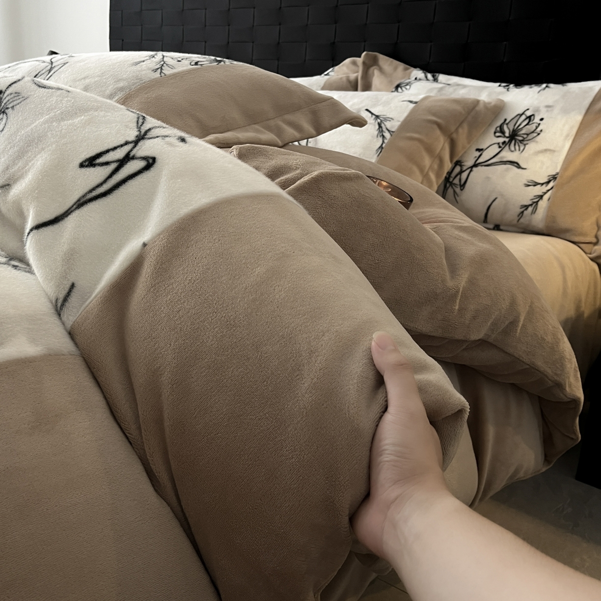 91家纺网 家纺一手货源 找家纺 羚羊语家纺 2025新款轻奢风雪貂绒牛奶绒四件套大拼角工艺貂毛绒升级款兔毛绒现代简约轻奢风三件套-左岸河畔 雪貂绒-柔疏影