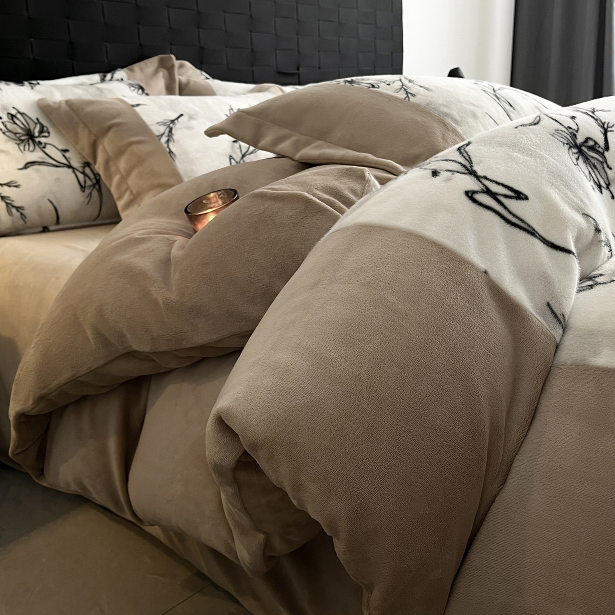 91家纺网 家纺一手货源 找家纺 羚羊语家纺 2025新款轻奢风雪貂绒牛奶绒四件套大拼角工艺貂毛绒升级款兔毛绒现代简约轻奢风三件套-左岸河畔 雪貂绒-柔疏影