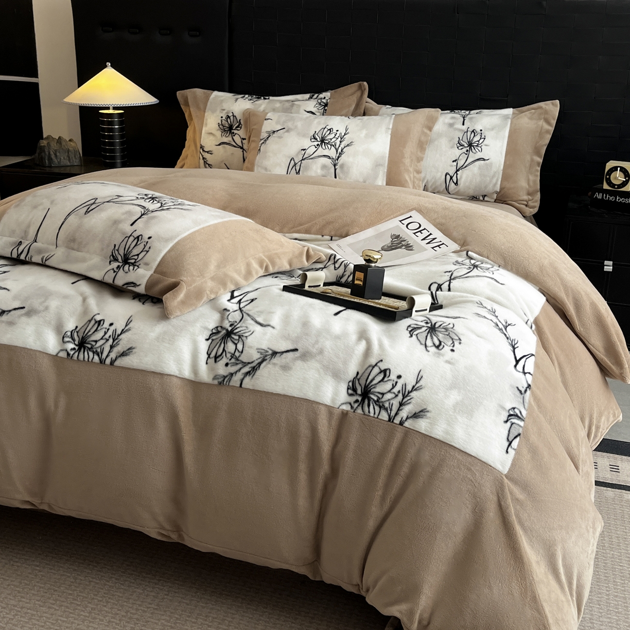 91家纺网 家纺一手货源 找家纺 羚羊语家纺 2025新款轻奢风雪貂绒牛奶绒四件套大拼角工艺貂毛绒升级款兔毛绒现代简约轻奢风三件套-左岸河畔 雪貂绒-柔疏影