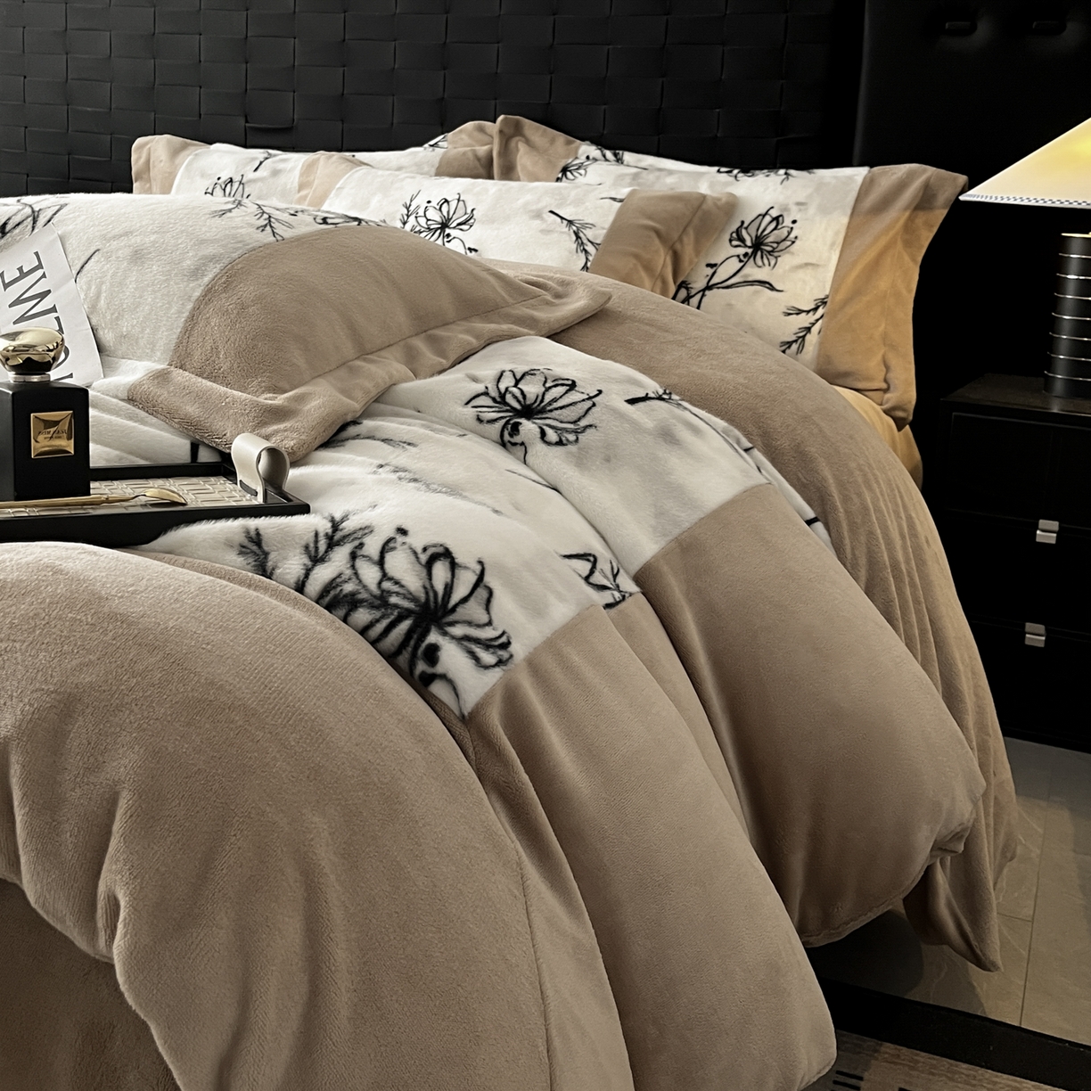 91家纺网 家纺一手货源 找家纺 羚羊语家纺 2025新款轻奢风雪貂绒牛奶绒四件套大拼角工艺貂毛绒升级款兔毛绒现代简约轻奢风三件套-左岸河畔 雪貂绒-柔疏影