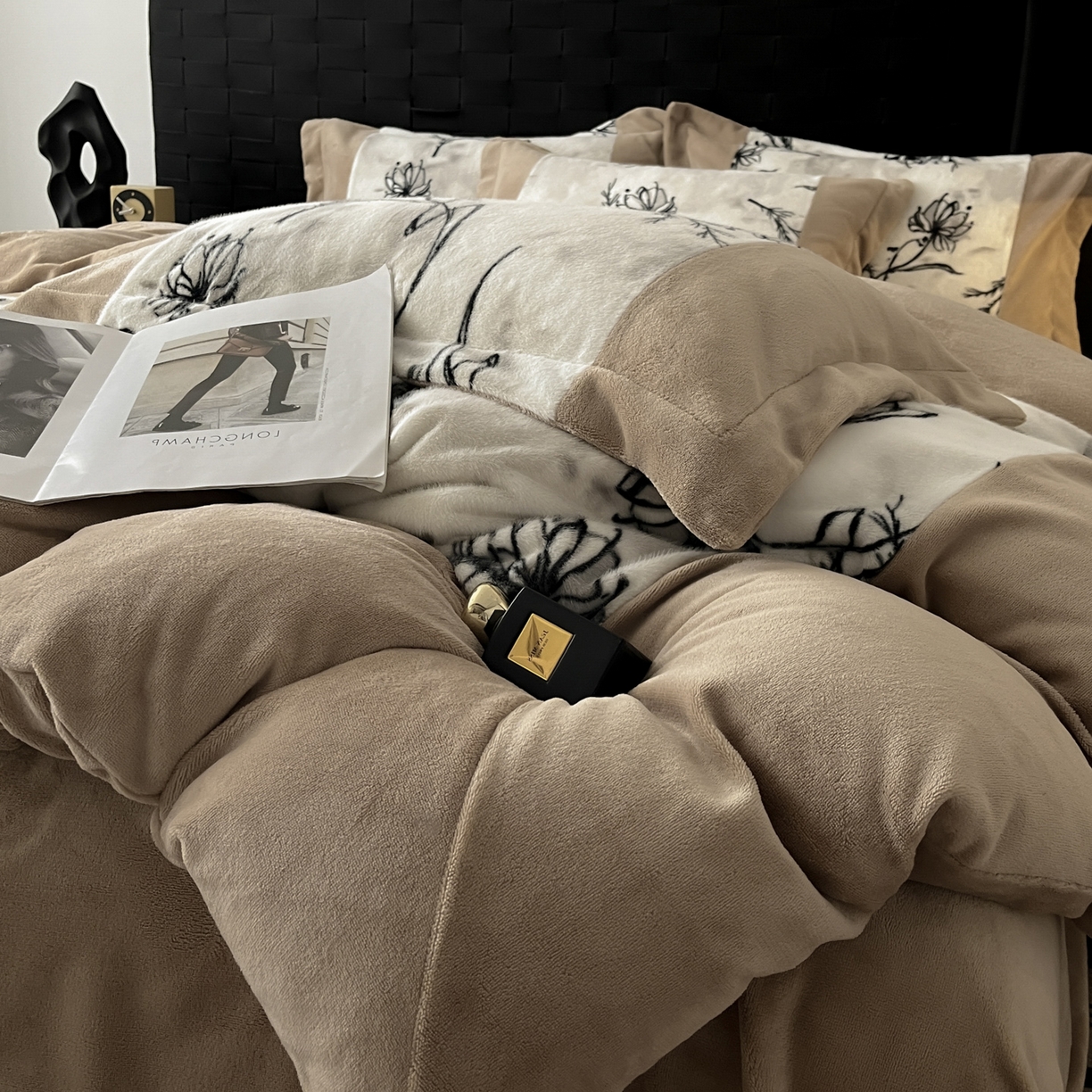 91家纺网 家纺一手货源 找家纺 羚羊语家纺 2025新款轻奢风雪貂绒牛奶绒四件套大拼角工艺貂毛绒升级款兔毛绒现代简约轻奢风三件套-左岸河畔 雪貂绒-柔疏影